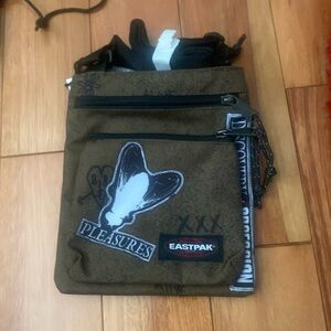 BAG EASTPAK X PLEASURES RUSHER
Pleasures Khaki